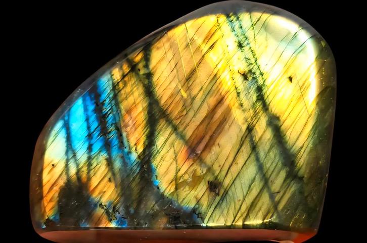 AAA Labradoriet met krachtige goud-blauwe labradorescentie, Verzamelen, Mineralen en Fossielen, Ophalen of Verzenden