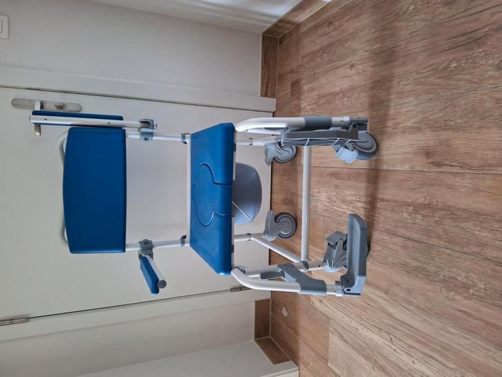 douche- en toiletstoel Aston met rem - inclusief emmer, Diversen, Rolstoelen, Nieuw, Ophalen