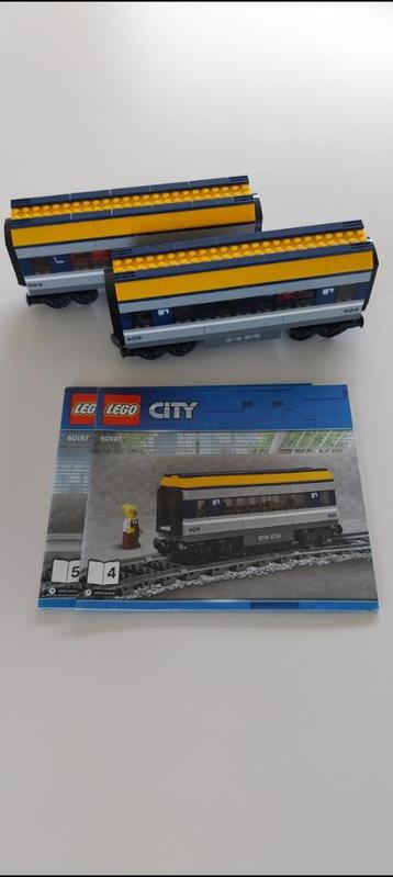 Lego 60197 trein: 2 passagierswagons + 2 minifiguren 