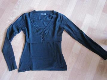 zwarte trui met drie versierknopen