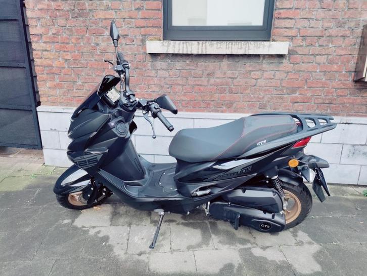 moto 125 CC GTS Attitude, Fietsen en Brommers, Brommers | Overige merken, Zo goed als nieuw, Ophalen