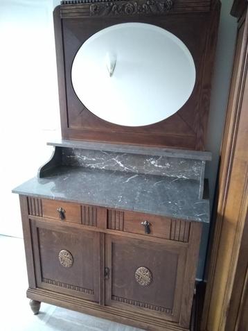 Vintage commode disponible aux enchères