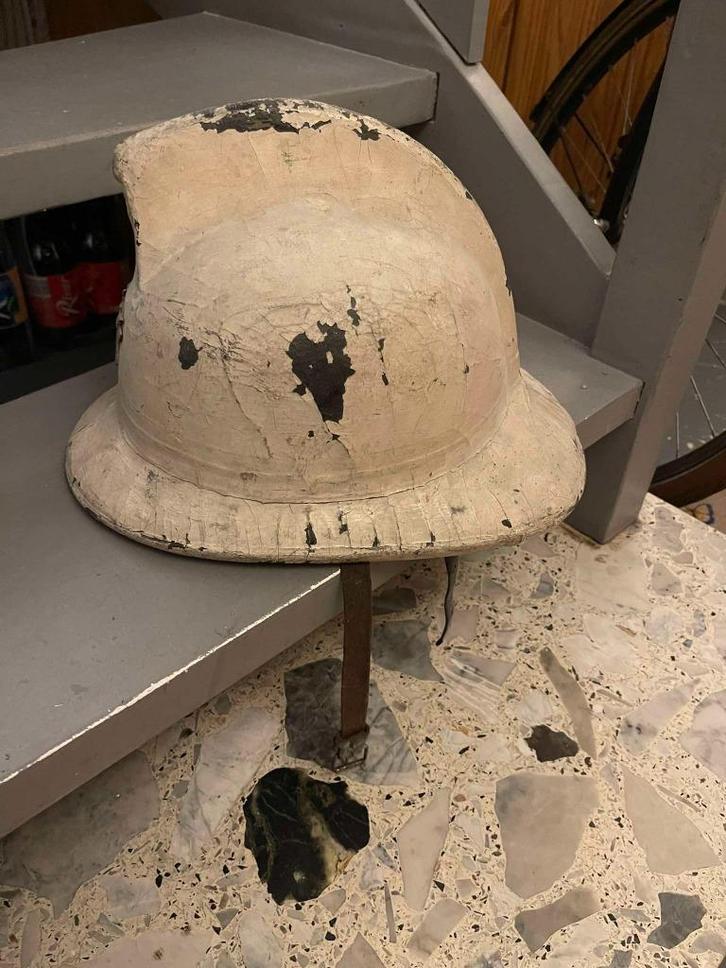 Brandweerhelm merk levior anno 1950, Collections, Objets militaires | Général, Autres, Enlèvement