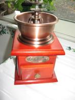 Moulin à café en bois rouge. Dimensions : 9.5 cm de côté ave, Enlèvement ou Envoi