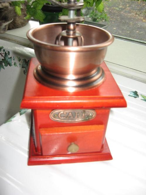 Moulin à café en bois rouge. Dimensions : 9.5 cm de côté ave, Antiquités & Art, Antiquités | Ustensiles de cuisine, Enlèvement ou Envoi