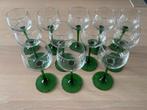 12 vintage Elzas wijnglazen met groene voet, Verzamelen, Glas en Drinkglazen, Ophalen, Zo goed als nieuw, Overige typen