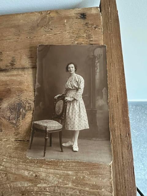 oude foto dame stoel, Ophalen of Verzenden, Zo goed als nieuw, Overige onderwerpen, Foto