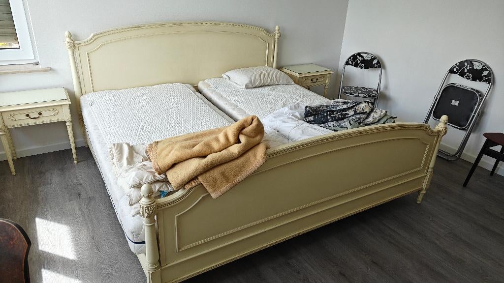 Lit blanc et 2 tables de chevet à la française, 210 cm, Enlèvement, Utilisé, Deux personnes