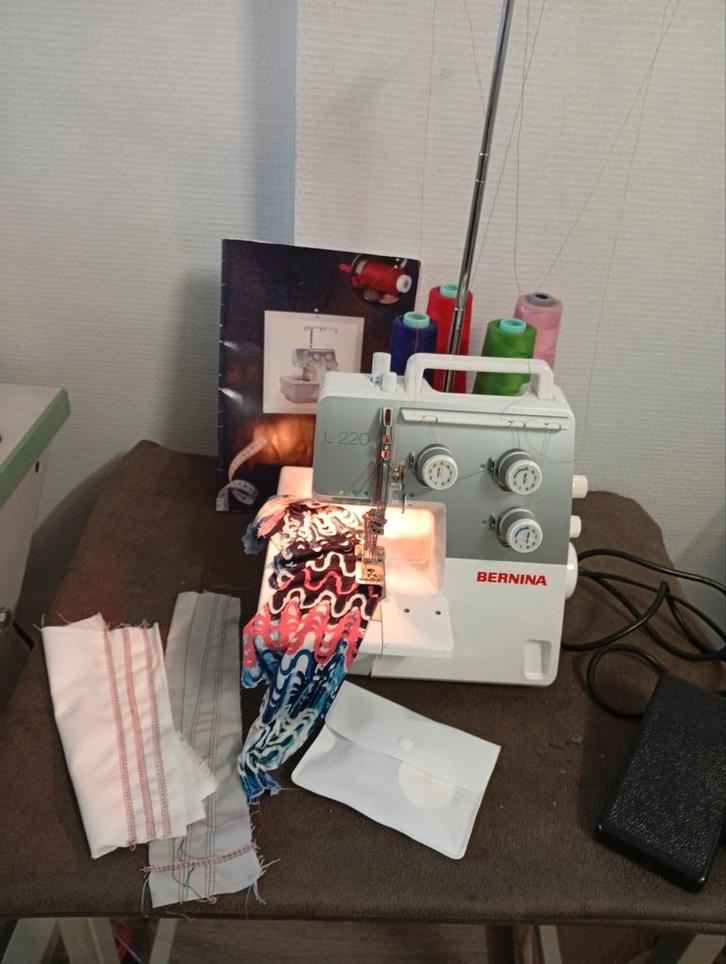 Recouvreuse Bernina L220 État impeccable – Qualité pro – P, Hobby & Loisirs créatifs, Machines à coudre & Accessoires, Accessoires