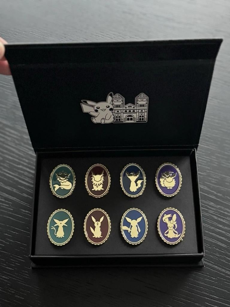 Evolutions of Eevee Pin Box - Pokémon  Natural History Muse, Collections, Broches, Pins & Badges, Enlèvement ou Envoi