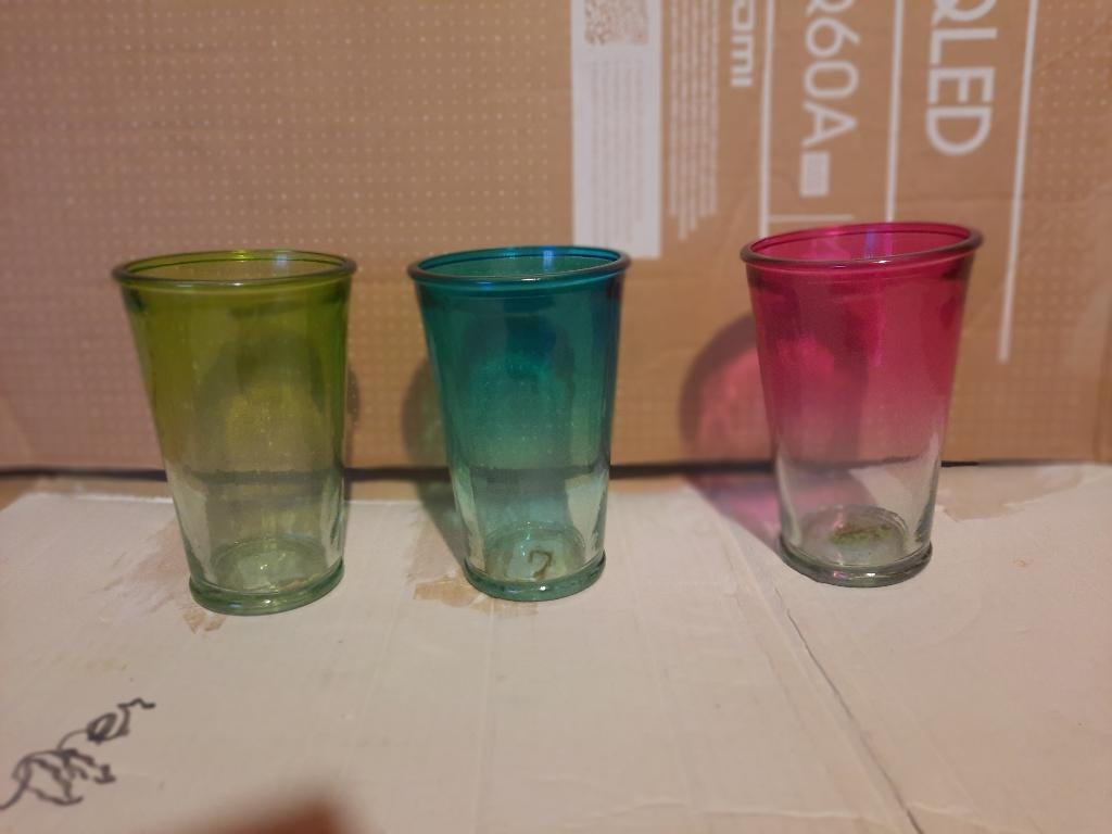 nieuwe doosjes van 6 korten en 3 hoge gekleurde mooie glazen, Huis en Inrichting, Keuken | Servies, Ophalen of Verzenden, Nieuw