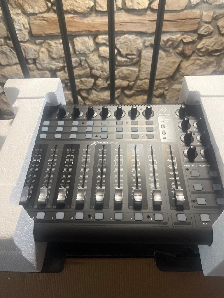 Behringer X Touch compact, Ophalen, Zo goed als nieuw, 5 tot 10 kanalen