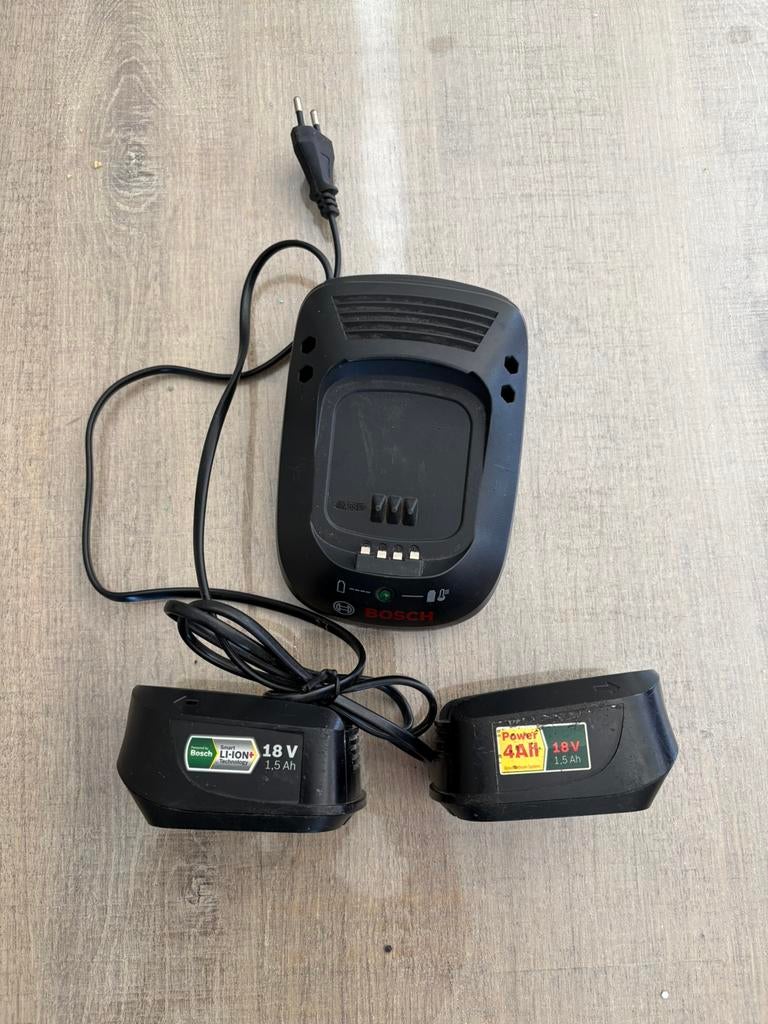 2 Bosch batterijen 18V 1,5Ah + oplader, Ophalen of Verzenden, Gebruikt