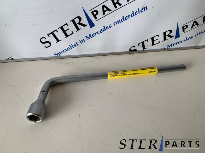 Clé pour écrous de roue d'un Mercedes S-Klasse, Autos : Pièces & Accessoires, Autres pièces automobiles, Mercedes-Benz, Utilisé