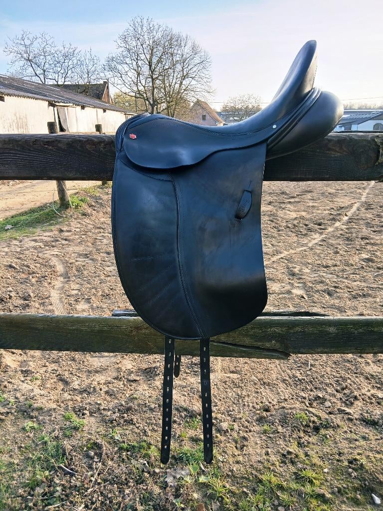 Dressuurzadel Albion 18inch, Dieren en Toebehoren, Paarden en Pony's | Zadels, Ophalen of Verzenden, Gebruikt, Dressuur