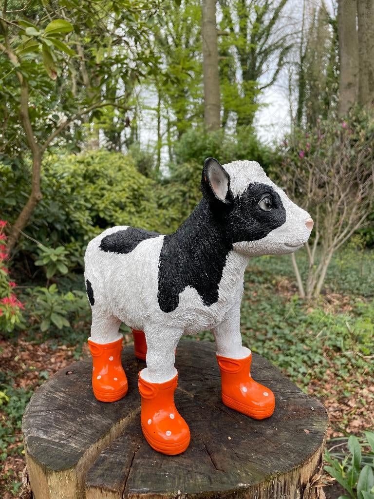 Kalf koe oranje regenlaarsje beeld tuin boerderij, Tuin en Terras, Ophalen of Verzenden, Nieuw, Kunststof, Dierenbeeld