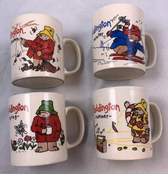 Douwe Egberts seizoenen Paddington Beer Mokken Set van 4, Huis en Inrichting, Keuken | Servies, Zo goed als nieuw, Kop(pen) en/of Schotel(s)