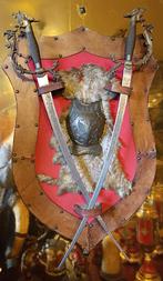 Wapenschild met twee zwaarden en pels te koop., Verzamelen, Ophalen of Verzenden, Zwaard of Sabel