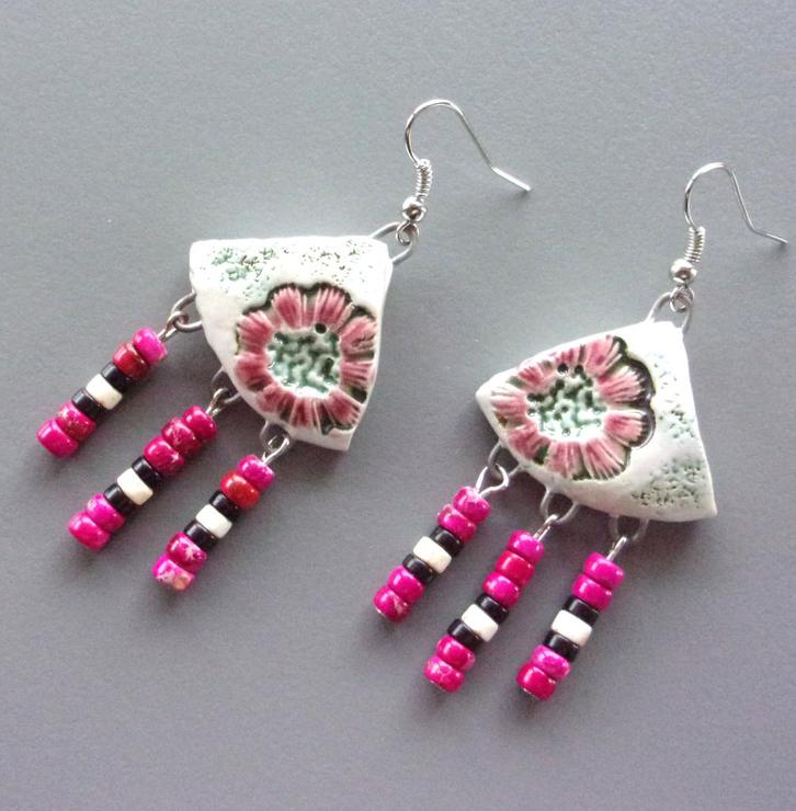 Handgemaakte oorbellen van keramiek en rode jaspis, Handtassen en Accessoires, Oorbellen, Nieuw, Hangers, Overige materialen, Rood