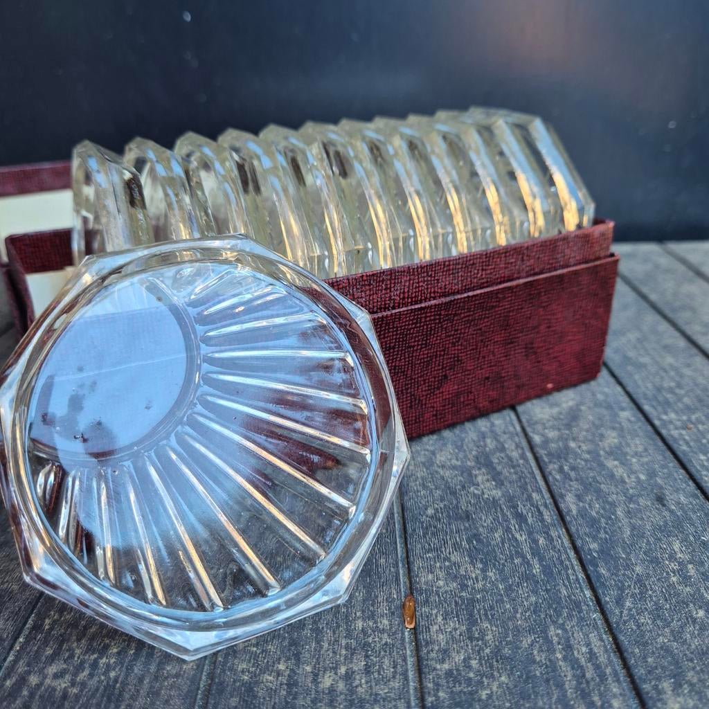 12 sous-verres en verre des années 50 et 60. Dans sa boîte d, Antiquités & Art, Envoi