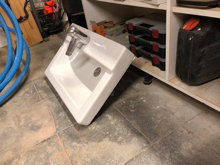 2 vasques de salle de bain en ceramique à donner, Maison & Meubles, Salle de bain | Meubles de Salle de bain, Utilisé, Lavabo ou Évier