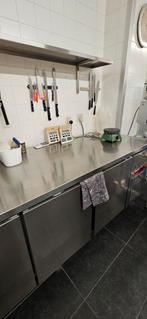 Table en Inox avec Frigo professionnelle( Remettre du Gaz )