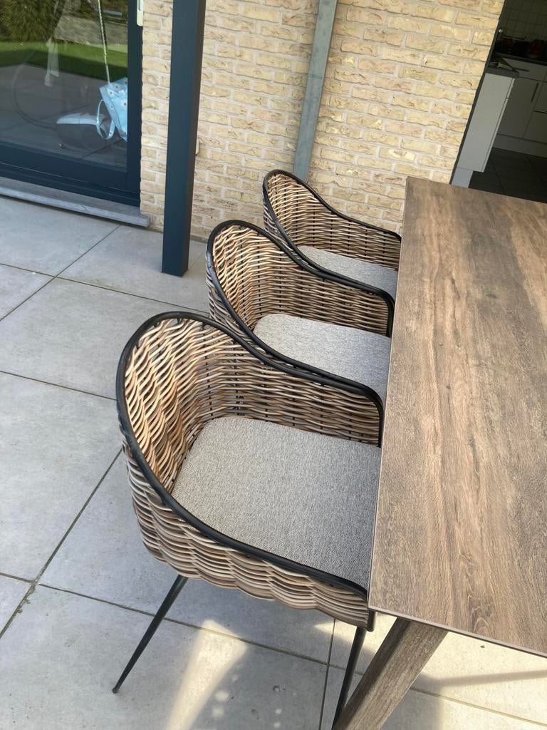 Taupe tuinstoelen met zwarte metalen bovenrand en poten, Tuin en Terras, Ophalen, Gebruikt, Kunststof