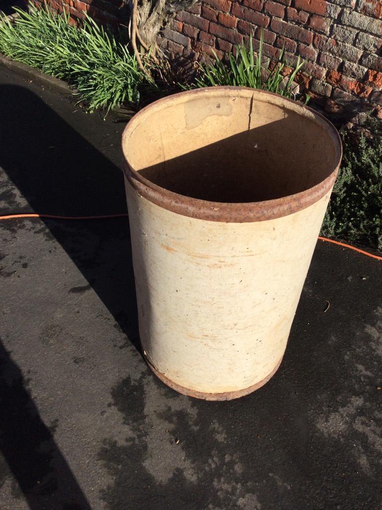 TONNEAUX EN CARTON, Utilisé