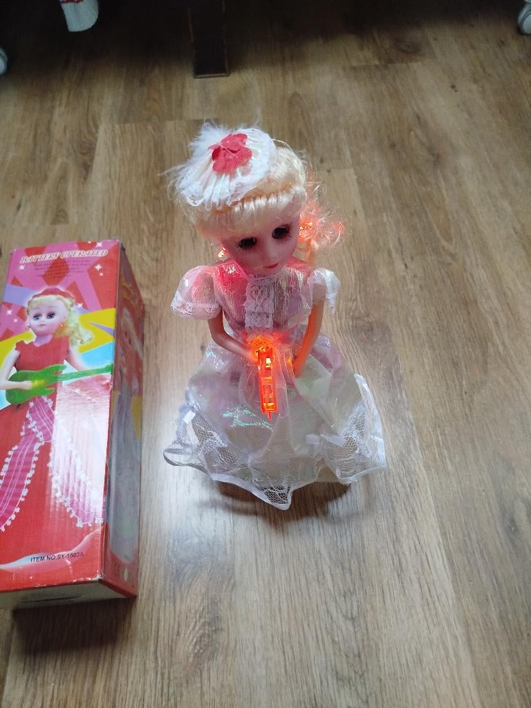Poupée avec musique encore dans la boîte, Collections, Enlèvement, Neuf, Poupée