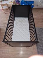 baby bed zwart 60 op 120cm, Comme neuf, Matelas, Enlèvement ou Envoi