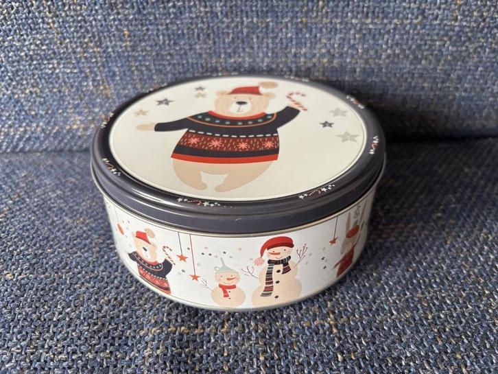 Kerstblik 13,5 cm doorsnee trommel beer kerst beertje trui, Verzamelen, Blikken, Zo goed als nieuw, Koek(jes), Overige merken