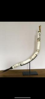 Récipient cérémoniel sculpté – Os gravé, Indonésie orientale, Antiquités & Art, Enlèvement ou Envoi