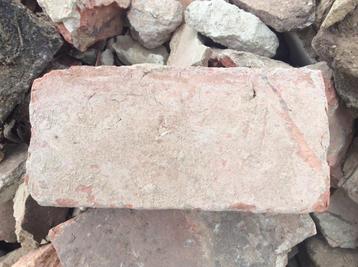 Ongekuiste bakstenen gratis op te halen. beschikbaar voor biedingen