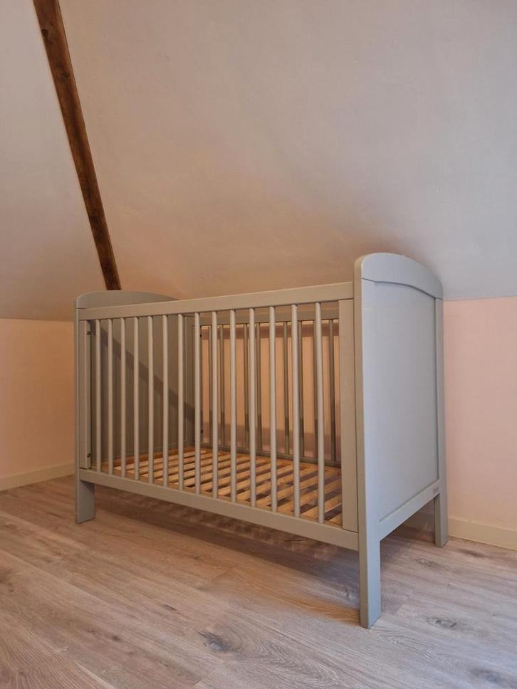 Grijs kinderbedje incl Aerosleepmatras en toebehoren, Kinderen en Baby's, Kinderkamer | Bedden, Gebruikt, Ophalen