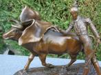 statue d un taureau et un toreros en bronze signé, Antiquités & Art, Bronze, Enlèvement ou Envoi