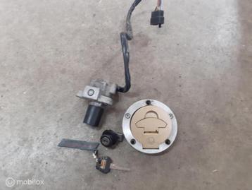 Contactslot tankdop olifantje slotenset 748 916 Monster ST beschikbaar voor biedingen