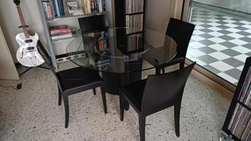 Tafel met glazen blad en 4 zwarte stoelen beschikbaar voor biedingen