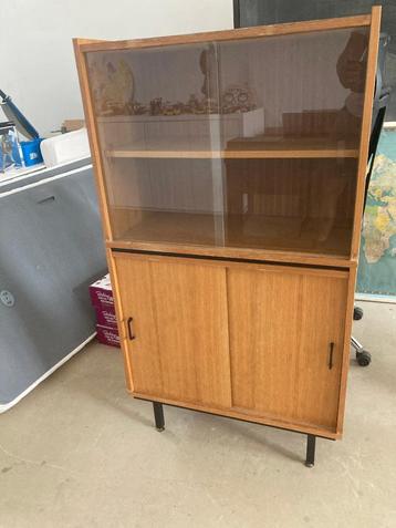 vintage vitrinekast beschikbaar voor biedingen