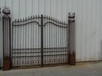 barrière double ouvrant , portail et piliers en fer forgé, Jardin & Terrasse, Portes de jardin, 200 cm ou plus, Enlèvement ou Envoi
