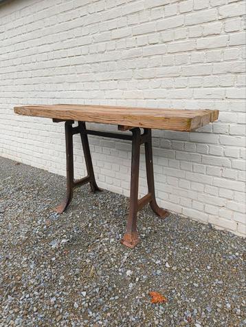 Werkbank met gietijzeren onderstel beschikbaar voor biedingen