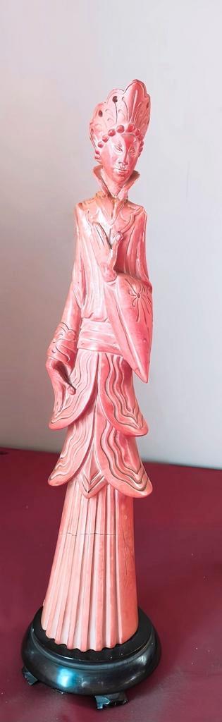 Figure orientale sculptée dans du corail