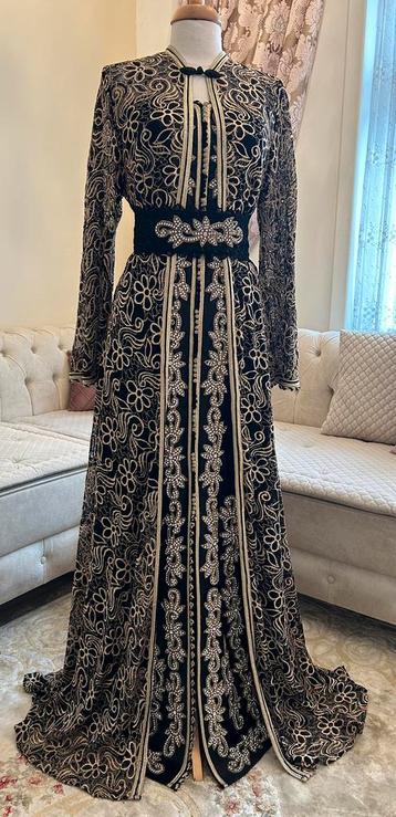 Caftan noir satin dentelle  beschikbaar voor biedingen