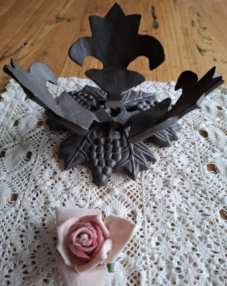 Brocante bruine gietijzeren houder, leuk met een pompoen, Antiek en Kunst, Curiosa en Brocante, Ophalen of Verzenden