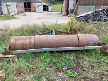 Rouleau en fonte avec armature (2 m 80) beschikbaar voor biedingen