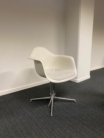 Vitra Eames Chair DAL (nieuwprijs €915) 
