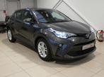 Toyota C-HR 1.8 HYBRID +GPS Parkeersensoren Zetelverwarming, Auto's, 86 g/km, Te koop, Zilver of Grijs, 122 pk