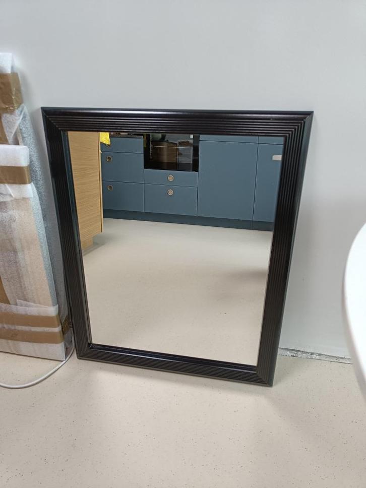 Moderne spiegel met zwarte kader, Huis en Inrichting, Woonaccessoires | Spiegels, Gebruikt, 50 tot 75 cm, Minder dan 100 cm, Rechthoekig