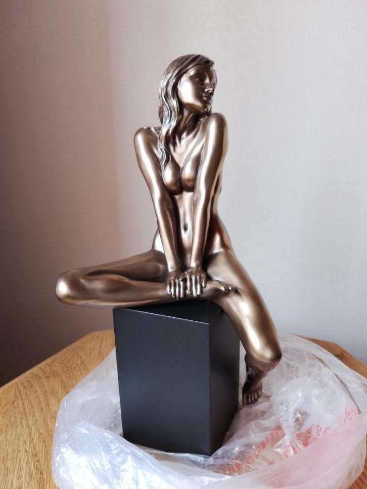 BODY TALK Statue 37 cm ( NEUVE en boîte ), Verzamelen, Beelden en Beeldjes, Nieuw, Mens, Ophalen of Verzenden