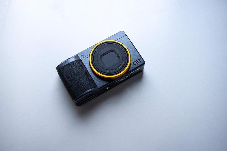 Ricoh GR III street edition - 2 batteries + housse en cuir, Audio, Tv en Foto, Fotocamera's Digitaal, Zo goed als nieuw, Ophalen of Verzenden