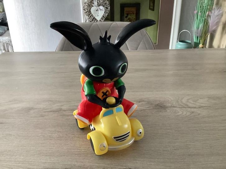 Bing plastic character op auto (20 cm), Verzamelen, Poppetjes en Figuurtjes, Zo goed als nieuw, Ophalen of Verzenden